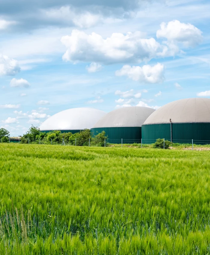 photo de silo agricole avec des champs
